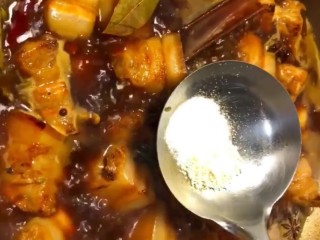 11、红烧肉,放入盐，鸡精调味小火炖一个小时