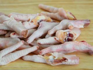 1、柠檬百香果凤爪—看世界杯的下酒菜,凤爪剪去指甲，对半切开。