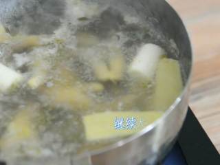 3、柠檬百香果凤爪—看世界杯的下酒菜,大火烧开撇去浮沫，继续大火煮6~8分钟。