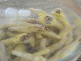 4、柠檬百香果凤爪—看世界杯的下酒菜,捞出过冰水后洗净备用。