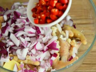 5、柠檬百香果凤爪—看世界杯的下酒菜,加入姜片、蒜末、洋葱碎、小米椒、线椒、香菜、葱花、柠檬、百香果，生抽、2勺盐、2勺糖，抓匀。