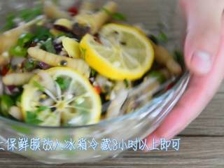 6、柠檬百香果凤爪—看世界杯的下酒菜,封上保鲜膜，放入冰箱冷藏8小时以上即可。