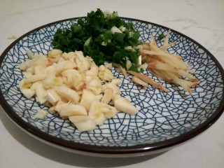 2、黑酱油#香辣螺蛳#,生姜，蒜，葱切好备用