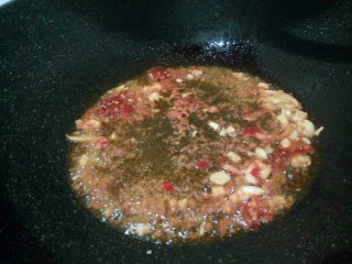 4、黑酱油#香辣螺蛳#,热锅热油，放生姜，大蒜，花椒，郫县豆瓣酱炒香