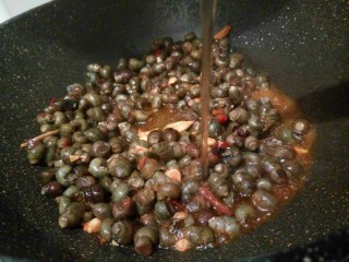 6、黑酱油#香辣螺蛳#,放入适量料酒