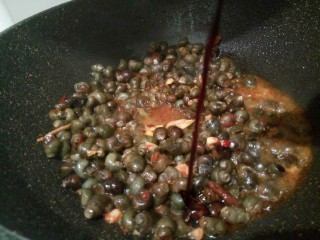 7、黑酱油#香辣螺蛳#,生抽一勺，调味