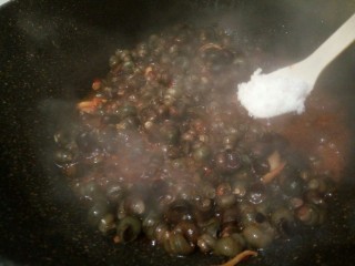 8、黑酱油#香辣螺蛳#,白糖少许，