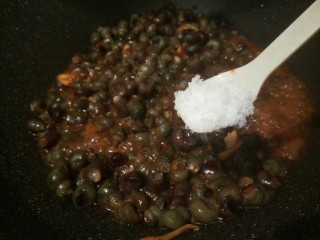 9、黑酱油#香辣螺蛳#,盐少许，