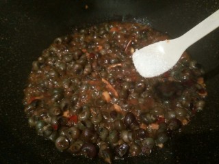 11、黑酱油#香辣螺蛳#,快收汁的时候放一点味精