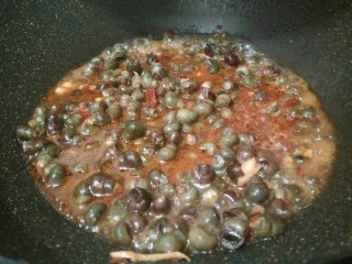 10、黑酱油#香辣螺蛳#,加入适量开水，大火烧开