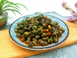 13、黑酱油#香辣螺蛳#,追剧再好不过了，再来一罐啤酒。