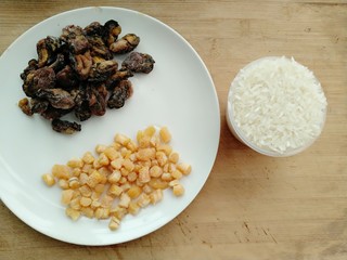 1、牡蛎干贝砂锅粥,准备材料