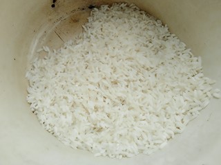 4、牡蛎干贝砂锅粥,大米冼净备用