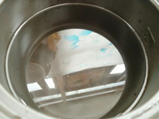 6、牡蛎干贝砂锅粥,砂锅倒入清水煮开