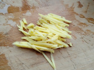 7、牡蛎干贝砂锅粥,生姜去皮切成丝