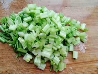 11、牡蛎干贝砂锅粥,芹菜梗切成小丁