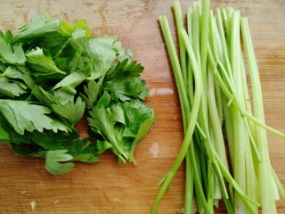 10、牡蛎干贝砂锅粥,芹菜冼净，把叶子分开