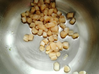 12、牡蛎干贝砂锅粥,干贝换一水冼干净备用