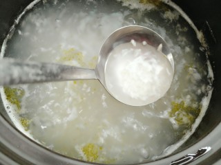 13、牡蛎干贝砂锅粥,水开后放入油，大米煮开