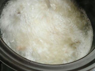 15、牡蛎干贝砂锅粥,大火煮开搅拌均匀以勉粘锅