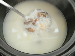17、牡蛎干贝砂锅粥,放入干贝