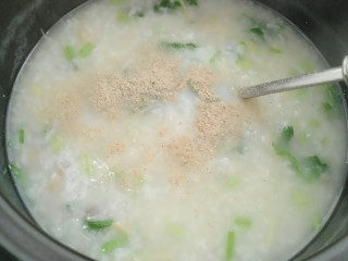 21、牡蛎干贝砂锅粥,放入少许盐，胡椒粉