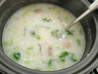 22、牡蛎干贝砂锅粥,搅拌均匀煮滚即可