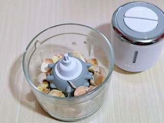 5、自制蒜蓉辣酱,将蒜瓣放入绞肉机中。(换上剥蒜器)