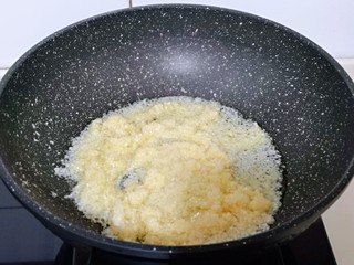 15、自制蒜蓉辣酱,待油温7成热时，加入蒜蓉小火翻炒，炒出蒜香味。