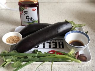 1、凉拌手撕茄子,准备好所有材料