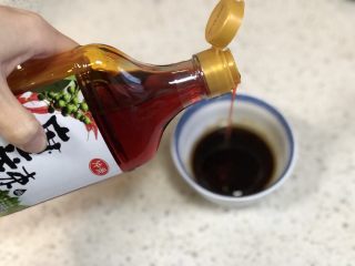 3、凉拌手撕茄子,蒸茄子的同时我们来准备料汁：碗内倒入生抽、蚝油、芝麻油、仲景麻辣油、盐
