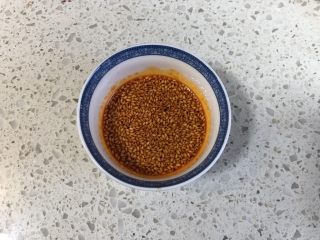 4、凉拌手撕茄子,然后加入炒香的白芝麻，搅拌均匀