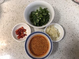 5、凉拌手撕茄子,香葱、香菜切末，大蒜切末，小米辣切段