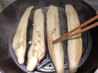 6、凉拌手撕茄子,这时茄子蒸好了，用筷子戳一下可以轻松穿透