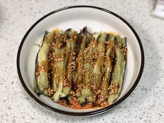 8、凉拌手撕茄子,浇上调好的料汁