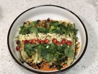 9、凉拌手撕茄子,铺上大蒜末、小米辣段、香葱和香菜末即可