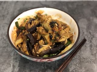 11、凉拌手撕茄子,吃之前搅拌均匀