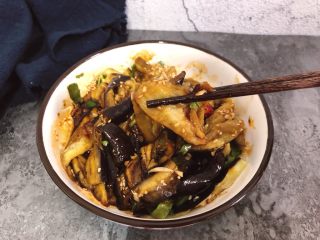 12、凉拌手撕茄子,赶紧开动吧！很美味哦～