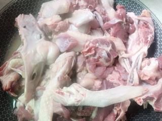 3、五味鹅(五杯鹅),放入鹅肉
