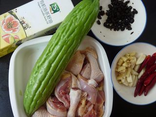 1、苦瓜烧鸡腿,各材料