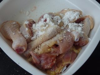 2、苦瓜烧鸡腿,鸡腿砍件用盐、酒、生粉拌好