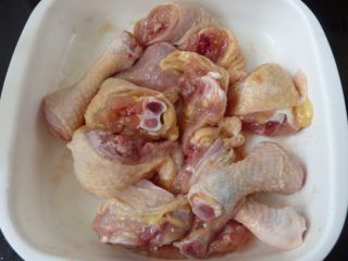 3、苦瓜烧鸡腿,约腌20分钟