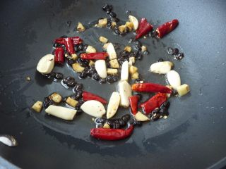 4、苦瓜烧鸡腿,热锅，烧热茶油，爆香姜、蒜、豆豉，辣椒