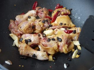 6、苦瓜烧鸡腿,把鸡腿两面煎黄