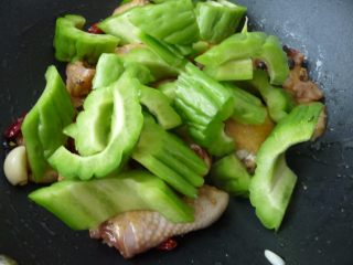 7、苦瓜烧鸡腿,投入苦瓜块