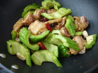 8、苦瓜烧鸡腿,翻炒均匀