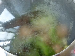 9、苦瓜烧鸡腿,盖子不要盖严，烧15分钟左右