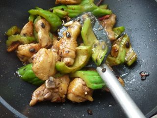 11、苦瓜烧鸡腿,所有材料烧透，关火