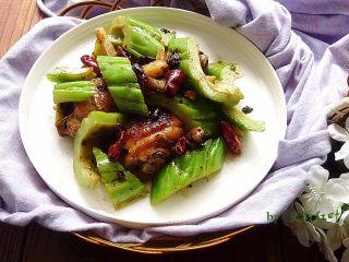 12、苦瓜烧鸡腿,上碟即可食用