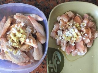 2、十味 板筋蒸鸡翅,鸡翅洗净，板筋切块，分别加入调味料，姜蒜蓉调好味